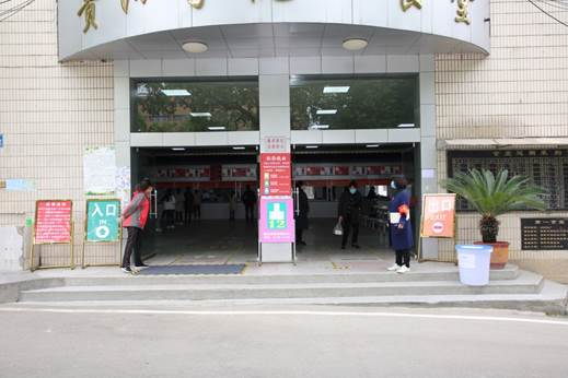 说明: E:\办公资料\照片与视频\天博官方体育工作图片\2020年\4月\22日—疫情期间开展学生入学演练工作\精选图片\食堂就餐按提着发放的颜色胸牌按指定时间就餐.JPG