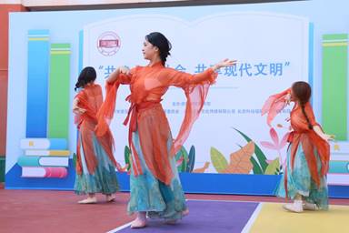 1726884007630521.jpg 天博官方体育大学生艺术团歌舞表演.jpg